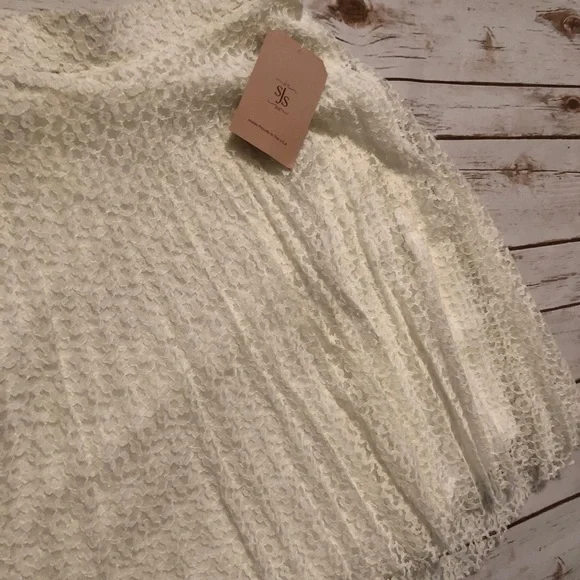 Beautiful White‎ Skirt - Picture 2 of 4